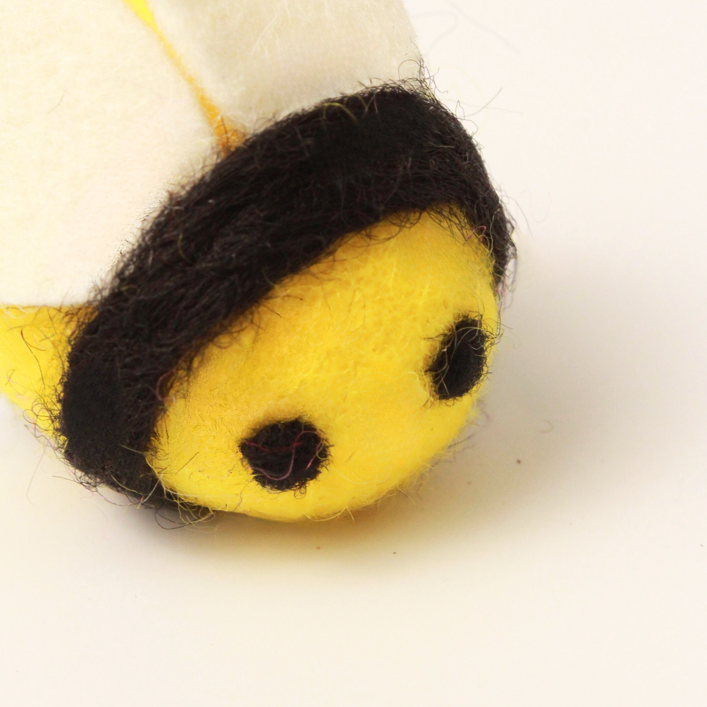 Handmade Bee-Shape Wool Cat Toy