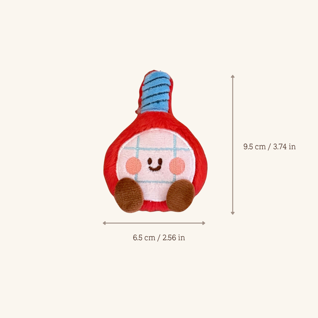 A small plush character toy centered on a light beige background, with measurement arrows and text showing width as 6.5 cm / 2.