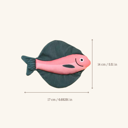 A pink and dark green fish-shaped plush toy with dimension arrows and text indicating measurements of 17 cm by 14 cm on a light beige background.