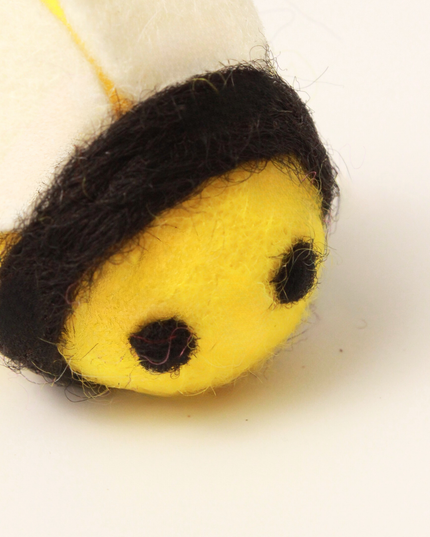 Moricat Handmade Bee-Shape Wool Cat Toy