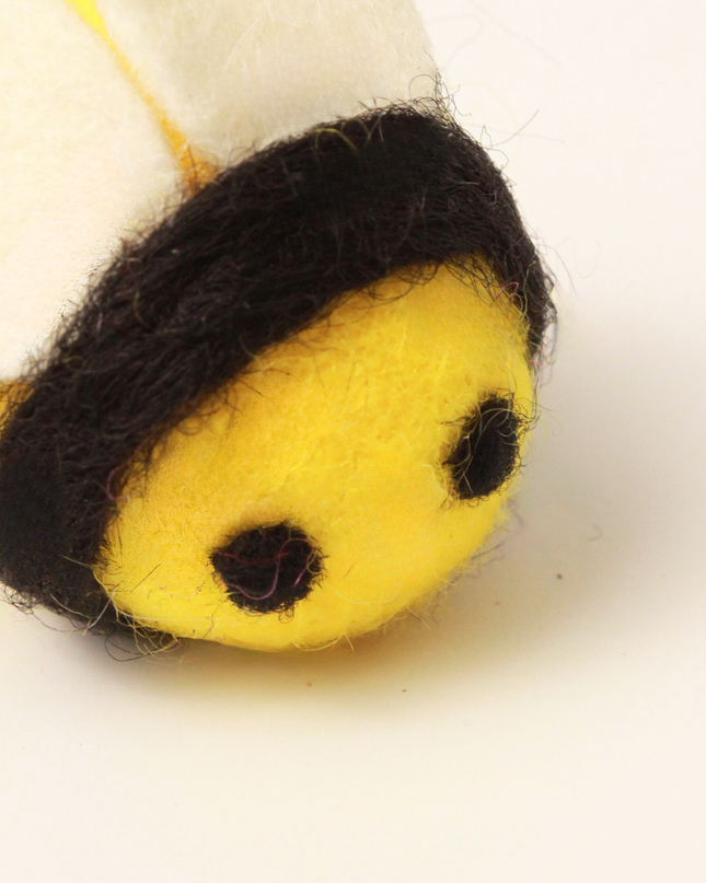 Moricat Handmade Bee-Shape Wool Cat Toy
